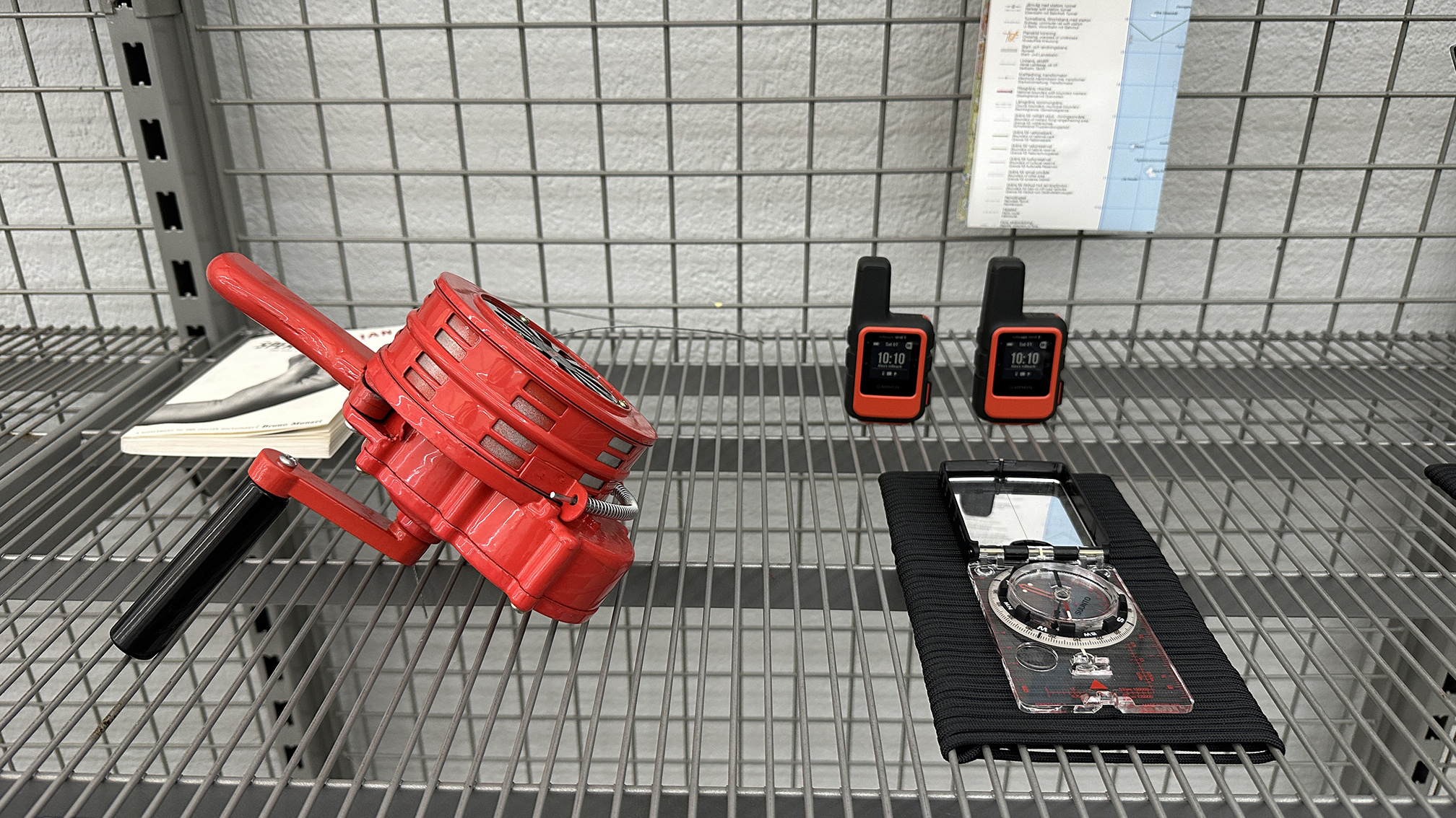 Vev-sirén, kompass och walkie-talkie.