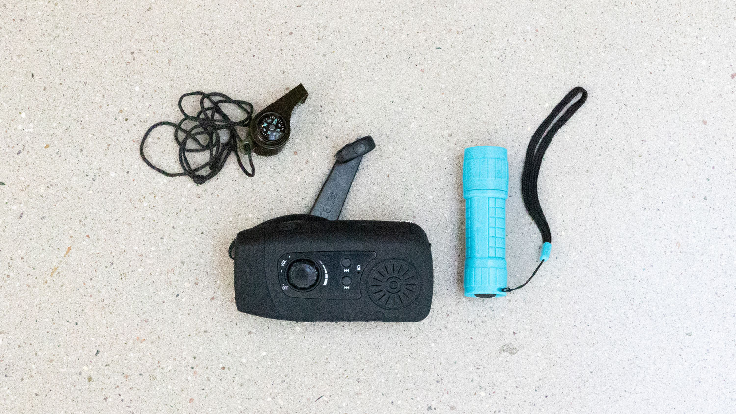 Kompass, vevradio och ficklampa. Foto Julia Åhall.